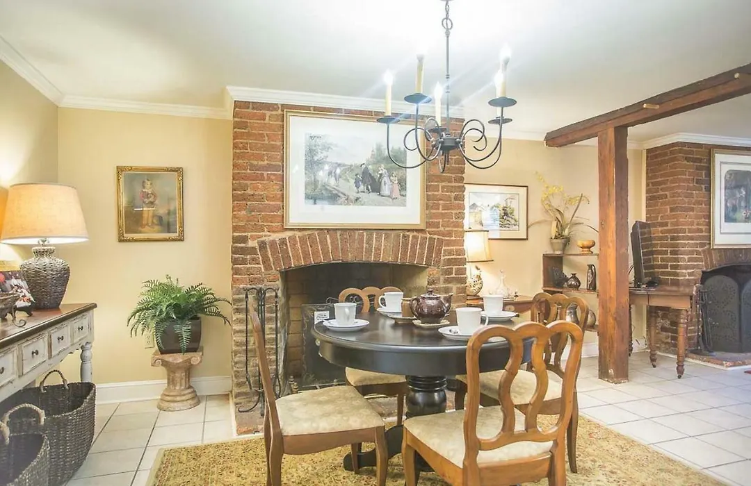 Chatham Square Garden Apartment By Lucky Savannah-1