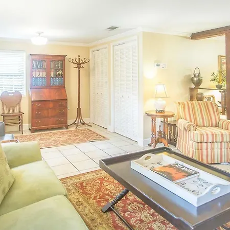 Chatham Square Garden Apartment By Lucky Savannah-3