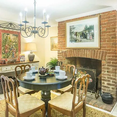 Chatham Square Garden Apartment By Lucky Savannah-2